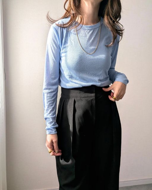 ブルーのソフトシアークルーネックTを着用したコーデ