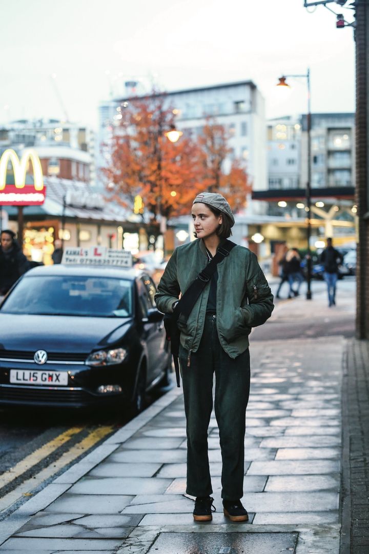 季節の変わり目のボーイッシュなスタイルは、カーキを重ねてクールにきめて