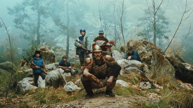 【写真を見る】ボーイスカウトの隊長のようにオチ狩りを指揮する父、マキシム(ウィレム・デフォー)と子どもたち [c] 2024 KURKAMART LLC AND IPR.VC FUND II KY. ALL RIGHTS RESERVED.