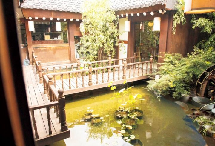 築100年の元旅館家屋をリノベした店内は広々していて趣たっぷり。