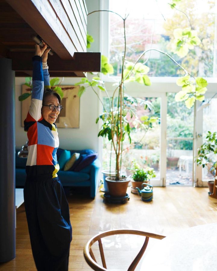 ブランコにぶら下がるだけでも、かなりのストレッチ効果があります。