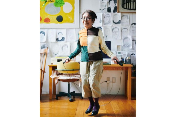 リビングでブランコ？【92歳ひとり暮らし】のデザイナーが続ける3つの“家の中習慣”で体力が落ちない理由