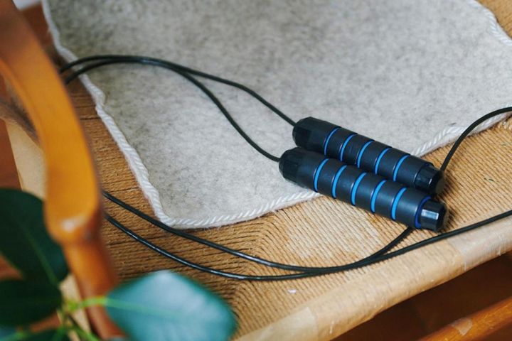 愛用している縄跳び用のロープ。少し重みのある、なかなか本格的なものです。