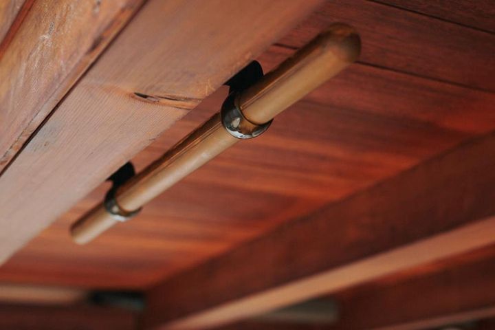 ブランコ用のバー。職人さんにつけてもらった頑丈なものなので、安心して使えます。