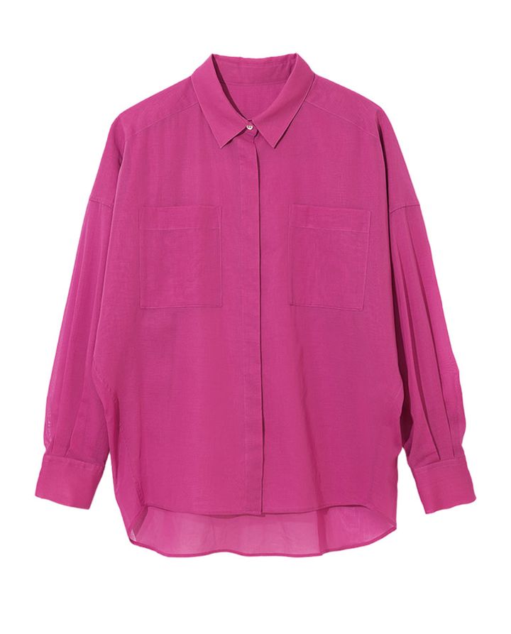 透け感で色の主張をソフトに。シャツ¥14,300／ソージュ（ソージュ オンラインストア）