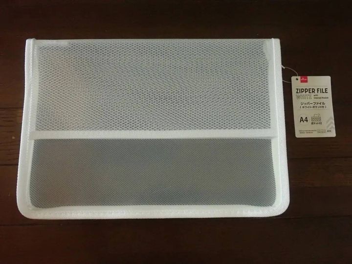 DAISO(ダイソー)：A4ジッパーファイル(ホワイト、ポケット付)