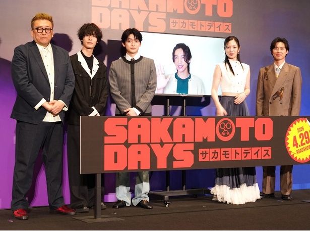 【写真を見る』笑顔で手を振る目黒と一緒にフォトセッション。目黒と高橋がハイタッチをしようとワチャワチャする場面も。