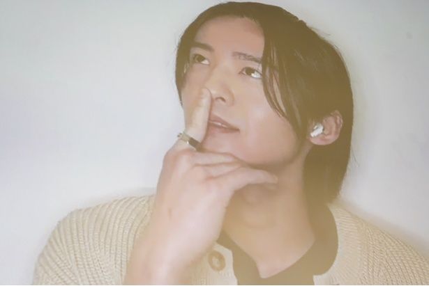 答えを考える目黒。「指を当てるのそこ？」と高橋らからツッコミが入り、会場は大爆署だった。