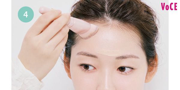 眉間の上に指でのせてから生え際へブラシを放射状にすべらせ、ピチッとなじませる