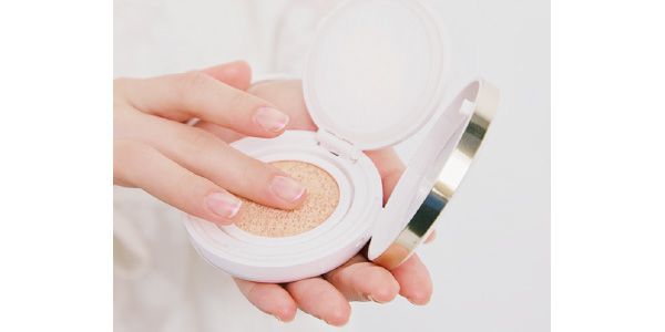 指にファンデを取り、スッとのばして置く。広げるのはブラシで