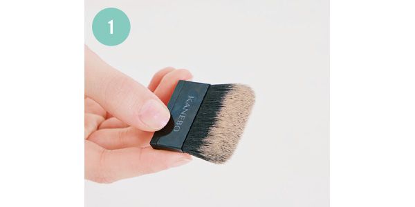 ファンデの上を2回すべらせ、しっかりつける！