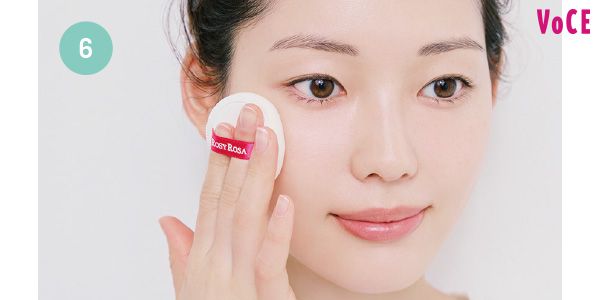 全体に広げた後はスポンジで軽くタッピングして薄ピタに