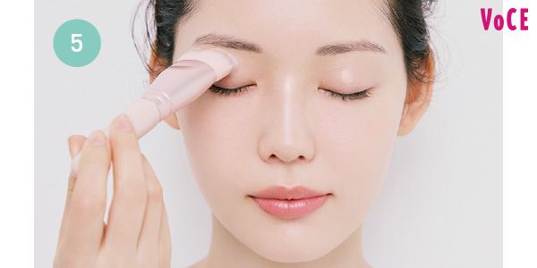 まぶたの上や鼻筋、あご先にはブラシに残ったファンデをササッとのばす