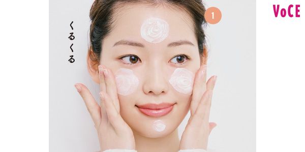 両頰、額、あごに円を描きながら置き、くるくると広げ、顔全体にザッとのばす