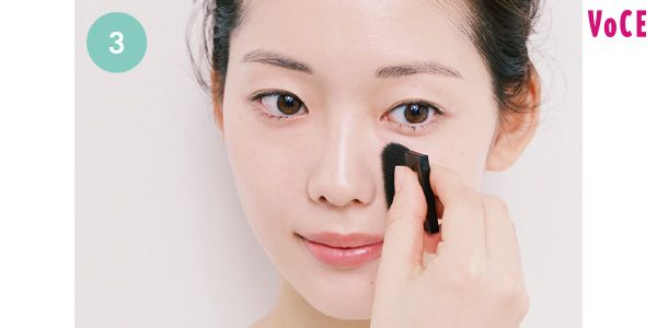 頰まできたら折り返して、今度はフェイスラインへ。残りで小鼻を