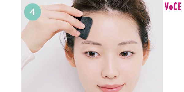再びファンデを取り、眉間の上から放射状に広げ、ブラシに残った分をまぶたや鼻筋に