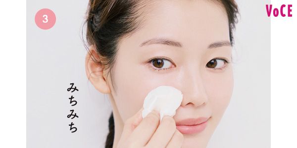 細かい部分はパフを半分に折って、お粉を押し込んでいく