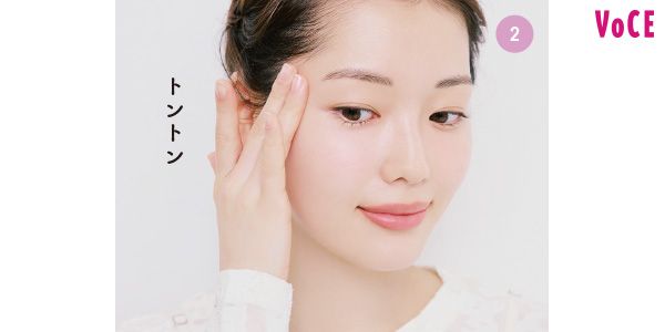 目尻の端からはえぎわまでは指に残ったものを軽くたたいてなじませる