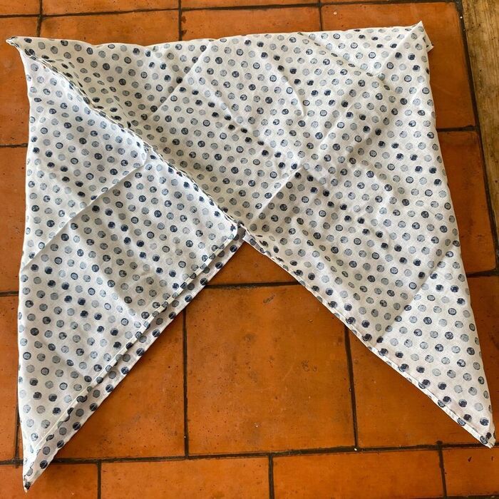 100均手ぬぐいでおしゃれな「おさんぽバッグ」ができちゃった！2箇所縫うだけの簡単リメイク♪