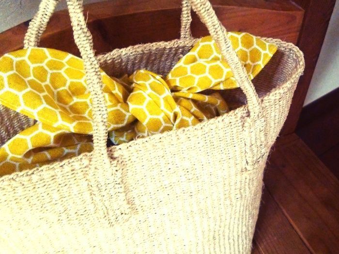 100均手ぬぐいでおしゃれな「おさんぽバッグ」ができちゃった！2箇所縫うだけの簡単リメイク♪