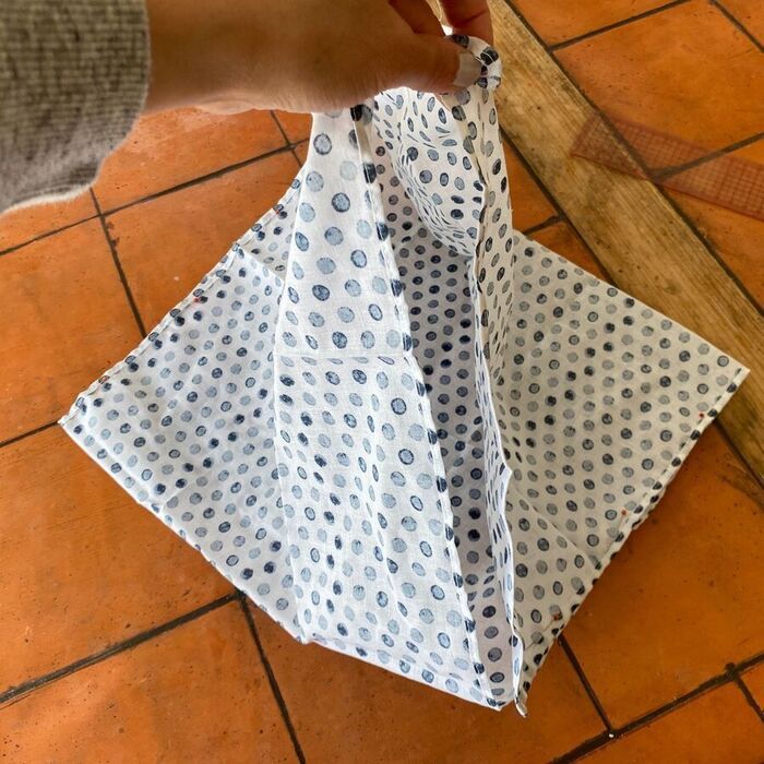 100均手ぬぐいでおしゃれな「おさんぽバッグ」ができちゃった！2箇所縫うだけの簡単リメイク♪