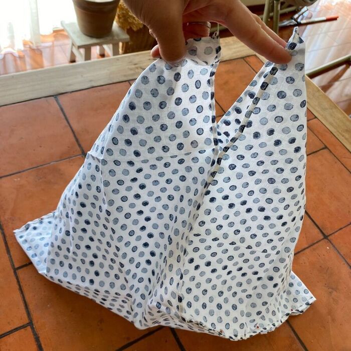 100均手ぬぐいでおしゃれな「おさんぽバッグ」ができちゃった！2箇所縫うだけの簡単リメイク♪