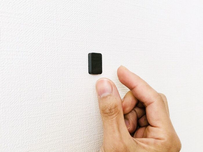 壁に「穴」を開けずに絵を飾る方法。まさかこんな裏ワザがあったとは…！