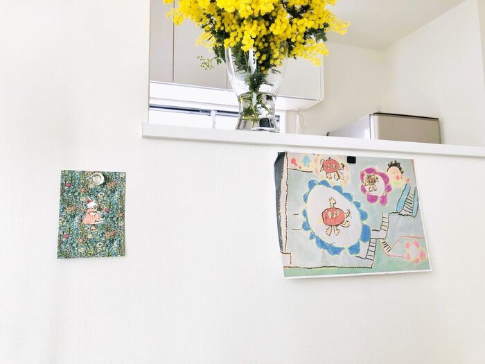 壁に「穴」を開けずに絵を飾る方法。まさかこんな裏ワザがあったとは…！