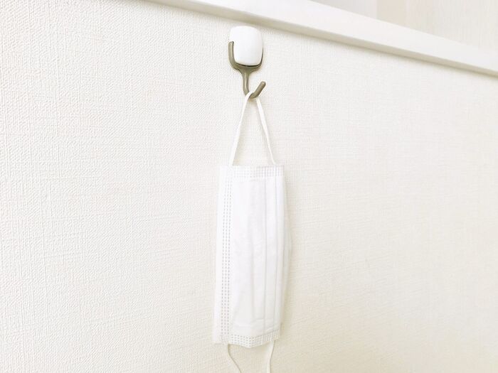 壁に「穴」を開けずに絵を飾る方法。まさかこんな裏ワザがあったとは…！