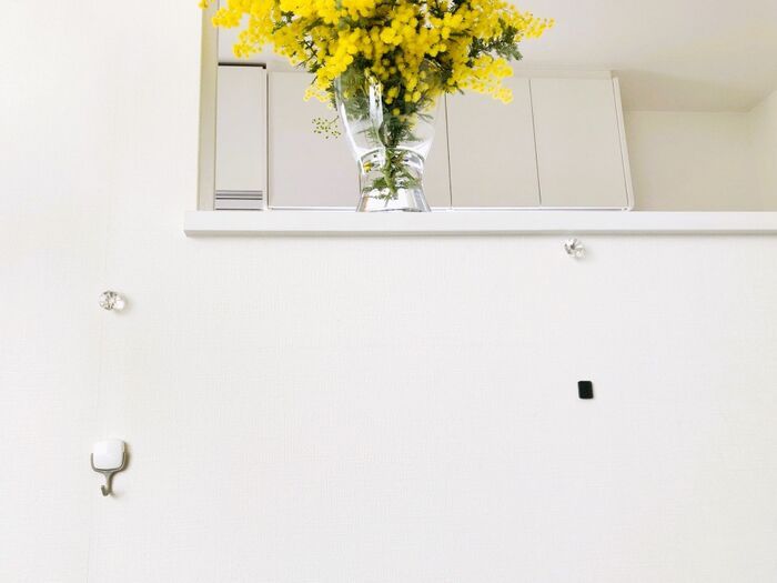 壁に「穴」を開けずに絵を飾る方法。まさかこんな裏ワザがあったとは…！