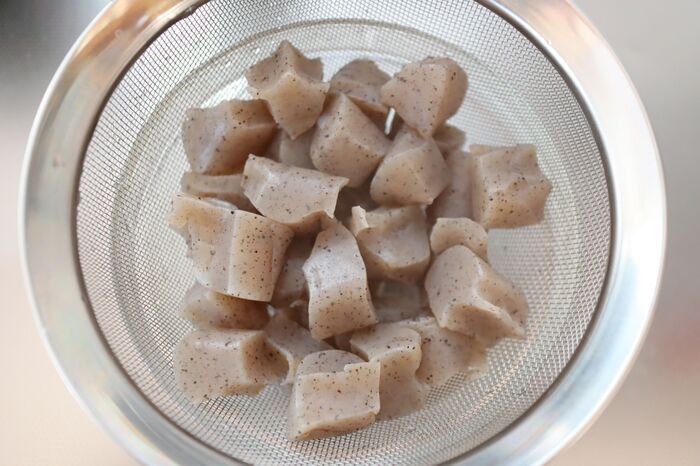 いつもの「こんにゃく」が別物に！？味しみバツグンになる驚きの裏ワザ。独特のニオイもなくなりますよ♪