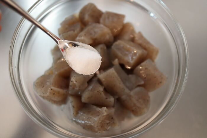 いつもの「こんにゃく」が別物に！？味しみバツグンになる驚きの裏ワザ。独特のニオイもなくなりますよ♪