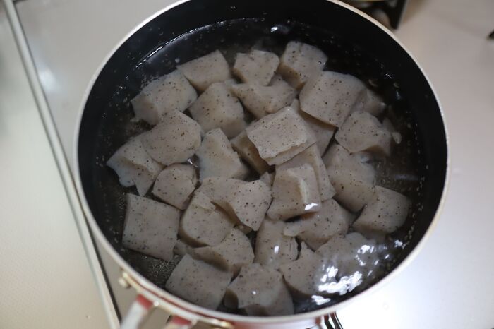 いつもの「こんにゃく」が別物に！？味しみバツグンになる驚きの裏ワザ。独特のニオイもなくなりますよ♪