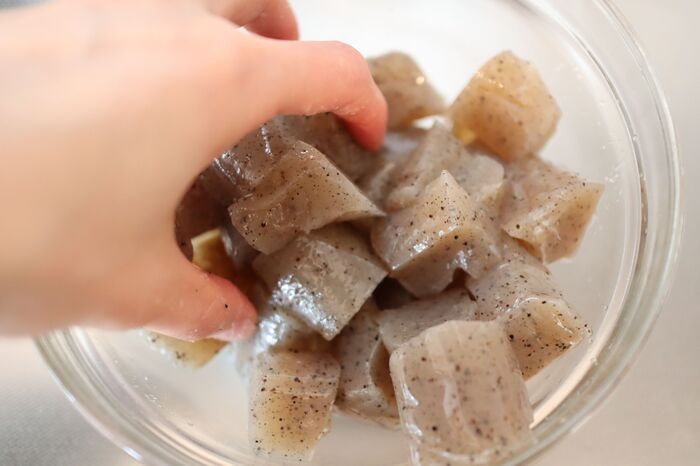 いつもの「こんにゃく」が別物に！？味しみバツグンになる驚きの裏ワザ。独特のニオイもなくなりますよ♪