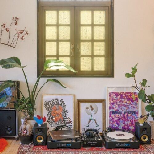 これぞ“最高に雑多な”暮らし！ 収納の扉を外して奥行きを出す、ダンサー・REIGN流の「見せる収納」と色彩インテリア術