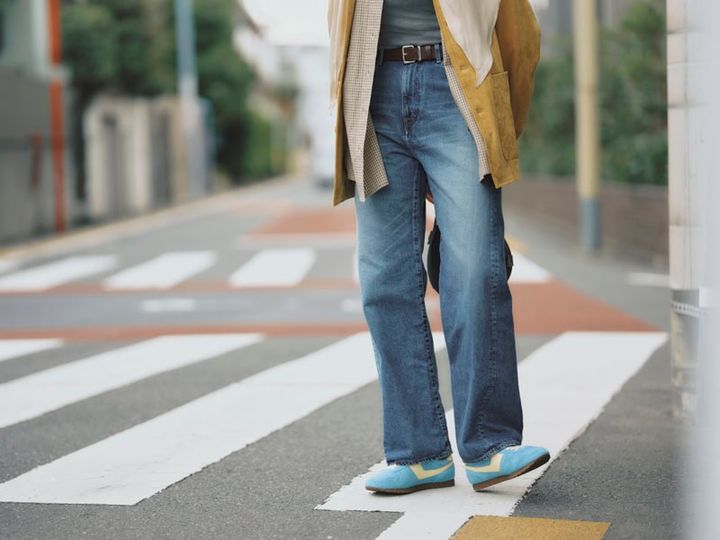 シャツやジャケットとの正統派なデニムスタイルも、足元のカラースニーカーで抜け感をひとさじ。デニム￥37,400（ジャパン ブルー ジーンズ／S&T） ジャケット￥19,800（アングリッド） オーバーシャツ※3月発売予定￥13,200（アンヌーク／アンヌーク 新宿ルミネ2店） シアーロングTシャツ￥990（ジーユー） ベルト￥17,380（テラ／ティースクエア プレスルーム） スカーフ￥12,100（サロン アダム エ ロペ） バッグ￥44,000（OSOI／OSOI SHINJUKU） 別注スニーカー￥36,300（オートリー フォー ロンハーマン／ロンハーマン）