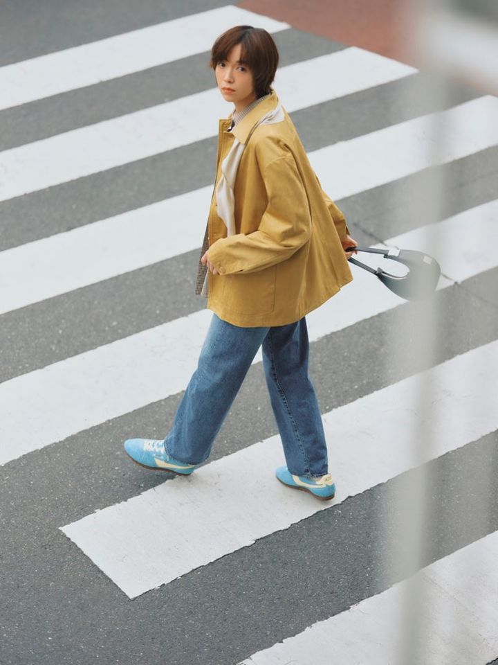 シャツやジャケットとの正統派なデニムスタイルも、足元のカラースニーカーで抜け感をひとさじ。デニム￥37,400（ジャパン ブルー ジーンズ／S&T） ジャケット￥19,800（アングリッド） オーバーシャツ※3月発売予定￥13,200（アンヌーク／アンヌーク 新宿ルミネ2店） シアーロングTシャツ￥990（ジーユー） ベルト￥17,380（テラ／ティースクエア プレスルーム） スカーフ￥12,100（サロン アダム エ ロペ） バッグ￥44,000（OSOI／OSOI SHINJUKU） 別注スニーカー￥36,300（オートリー フォー ロンハーマン／ロンハーマン）
