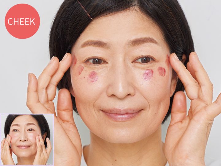 【2】頰骨に沿わせた3 点にチークを置きなじませる