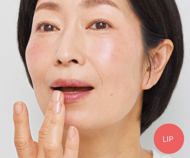 【4】唇にチークをなじませる。