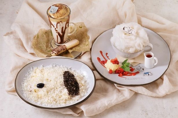 PEANUTS Cafeの企画連動メニュー。手前がチーズでスヌーピーの顔を再現した「ふかふかカルボナーラ」(1958円)、右奥が「ふかふかティラミス」(1452円)、左奥が「ふかふかラテ」(1012円)