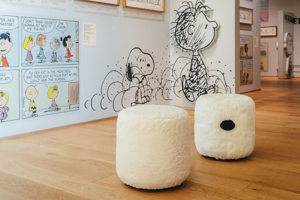 スヌーピーのお鼻がワンポイントの「ふかふかチェア」。展示エリアでひと休みできる