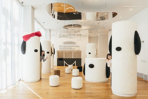 スヌーピーやベルなど6人きょうだいの巨大柱がずらり。ふかふか素材で思わずハグしたくなる