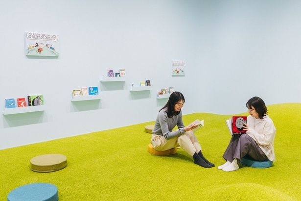 ふかふかのカーペットに座って読書を楽しめる「ミニふかパーク」