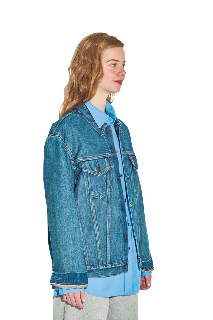 違いがすごすぎて驚愕。この春試したいネックラインに差し色を入れたコーデ4選