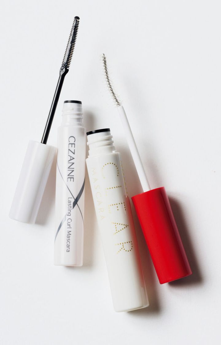 （右）キューティクルコート成分配合で、細く弱くなったまつ毛をケアする効果も。インテグレート マツイクガールズラッシュ（ピュアキープ） ¥1,320（編集部調べ）／資生堂 （左）水、皮脂、湿気に強く、上向きカールをしっかりキープする。セザンヌ 耐久カールマスカラ 00 クリア ¥638／セザンヌ化粧品