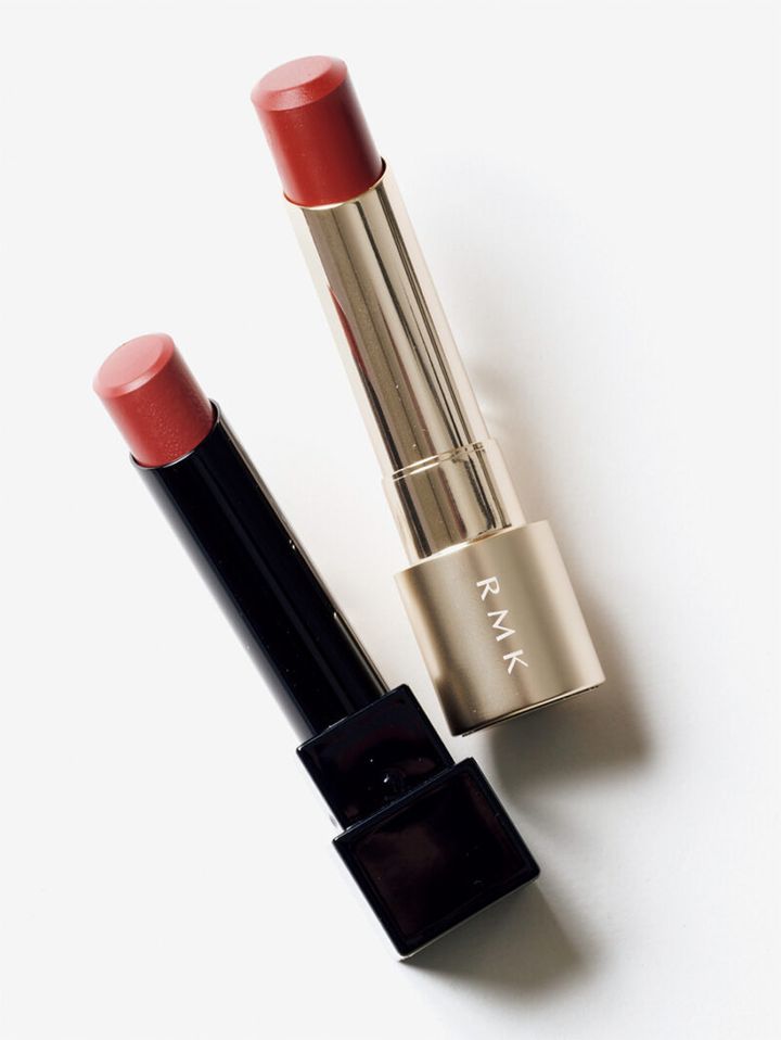 （右）洗練された印象の、深みのあるレッド。軽いつけ心地ながら、リッチなうるおい感も特徴。 RMK ベルベットシーン リップカラー10 ¥4,400／RMK Division （左）イチジクのような、落ち着いた赤。つけたての発色が長く続く。 ケイト リップモンスター 05 ¥1,540（編集部調べ）／カネボウ化粧品