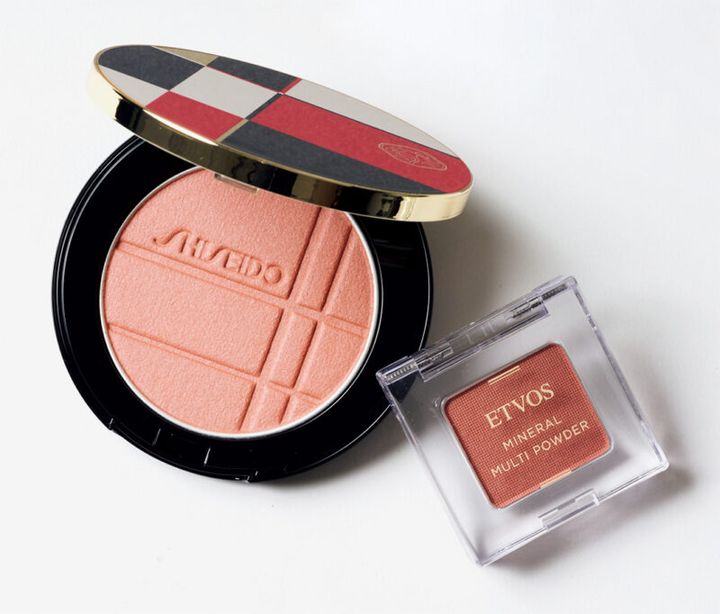 （右）肌なじみのいいピンクベージュ。明る過ぎないので普段使いしやすい。エトヴォス ミネラルマルチパウダー トープピンク ¥2,530／エトヴォス （左）自然な血色感をプラスするマットなコーラルベージュ。SHISEIDO カラー＋グロウ エンハンサー 04 ¥6,270（編集部調べ）／SHISEIDO
