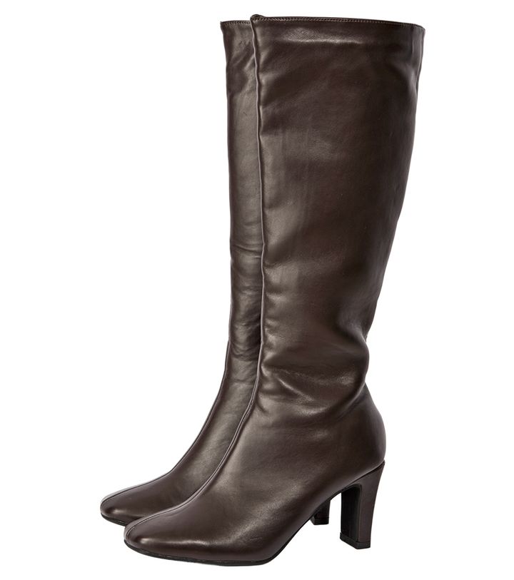 ヴィンテージムードを盛り上げる、神戸レタスのロングブーツ。