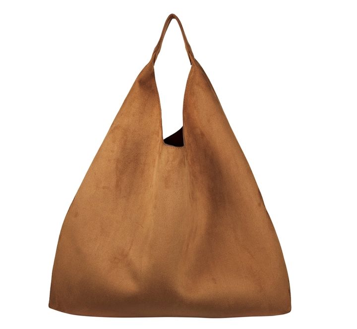 スエードバッグは旬のワンハンドルとくたっとしたこなれ感が◎。バッグ ¥7,990 ※オンライン限定（Gap）