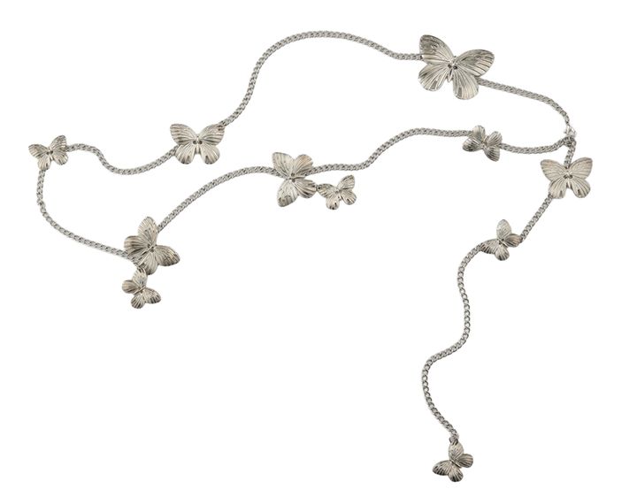 平成ギャルを彷彿とさせるバタフライモチーフのチェーンベルト。